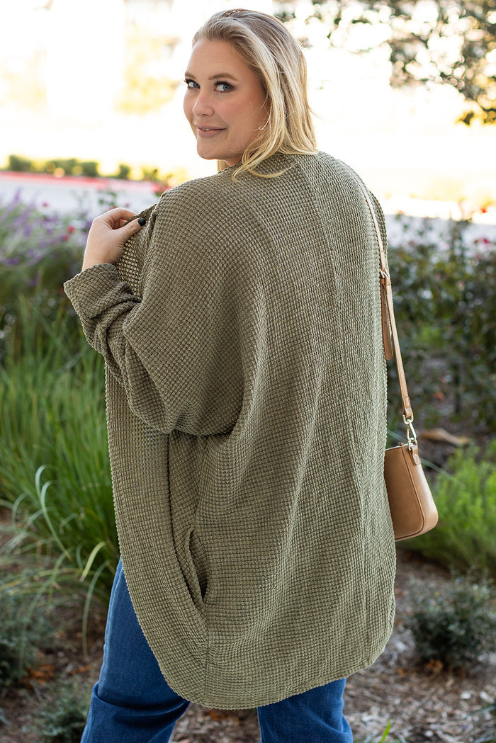 Cardigan grande taille en tricot gaufré à épaules tombantes ouvert sur le devant avec poches-A WOMAN WE LOVE