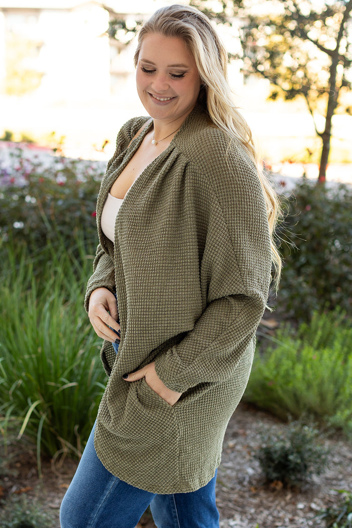 Cardigan grande taille en tricot gaufré à épaules tombantes ouvert sur le devant avec poches-A WOMAN WE LOVE