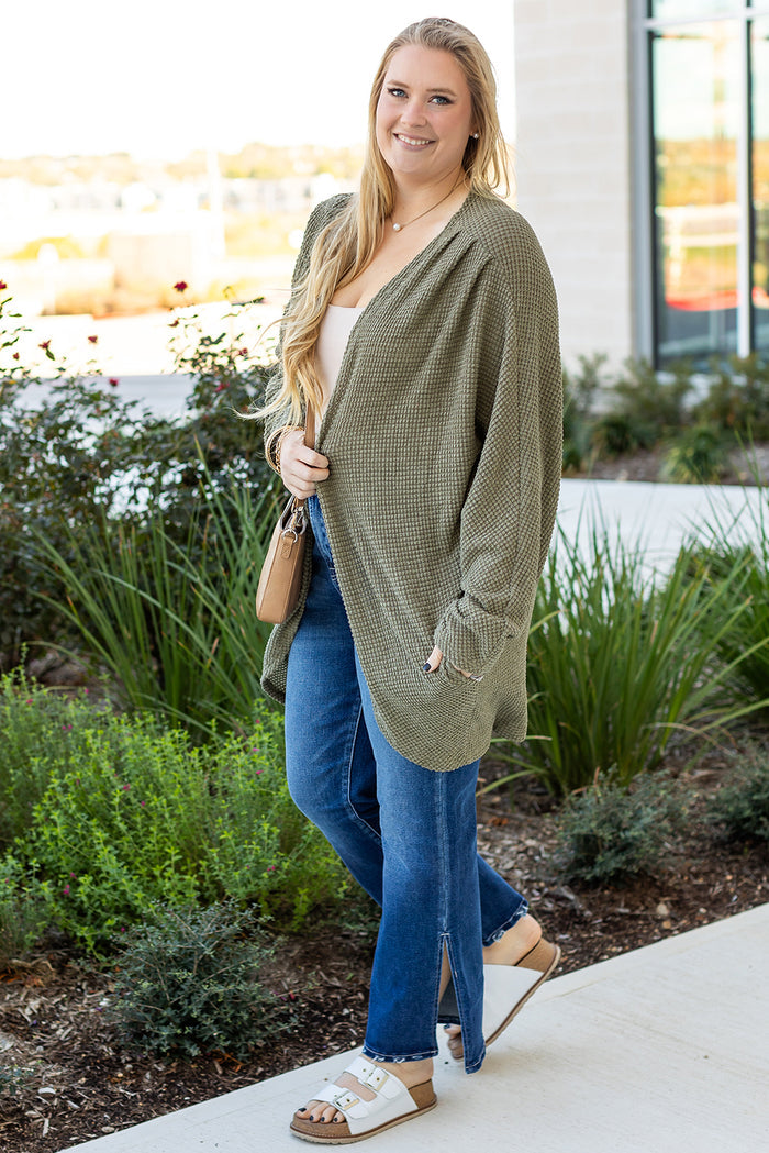 Cardigan grande taille en tricot gaufré à épaules tombantes ouvert sur le devant avec poches-A WOMAN WE LOVE