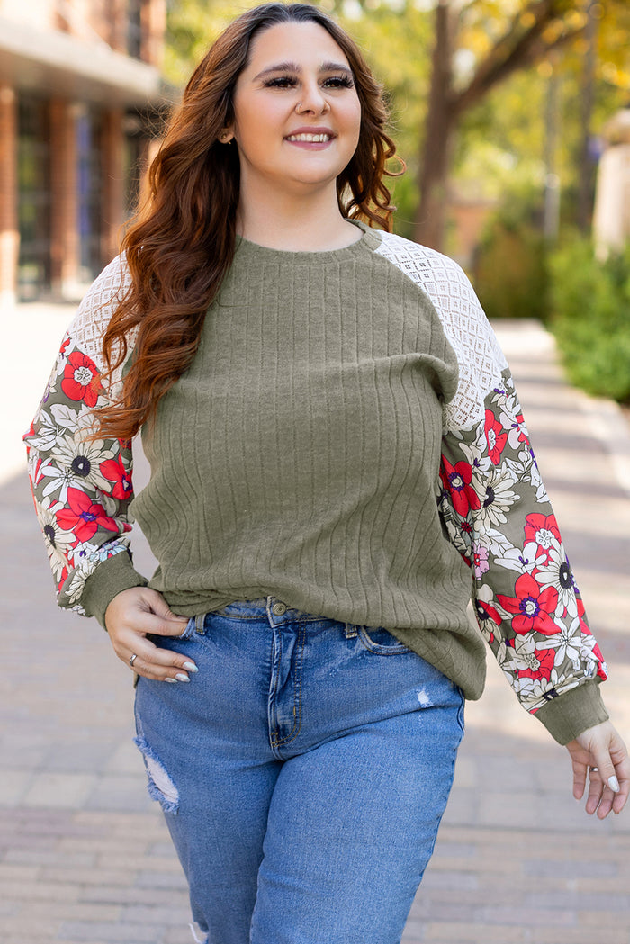 Chemisier texturé à manches raglan et patchwork floral de grande taille vert vigne-A WOMAN WE LOVE