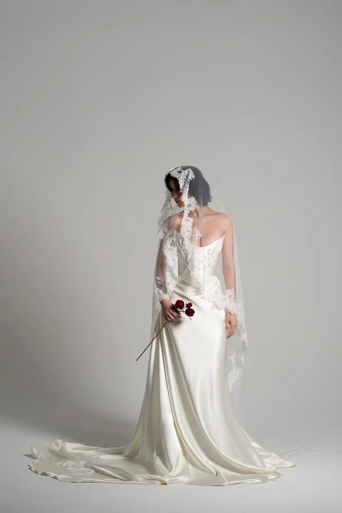 Customized White Cream Draped Satin Dress Waist Tight Corset Floor Standing Train Wedding Dress Bridal