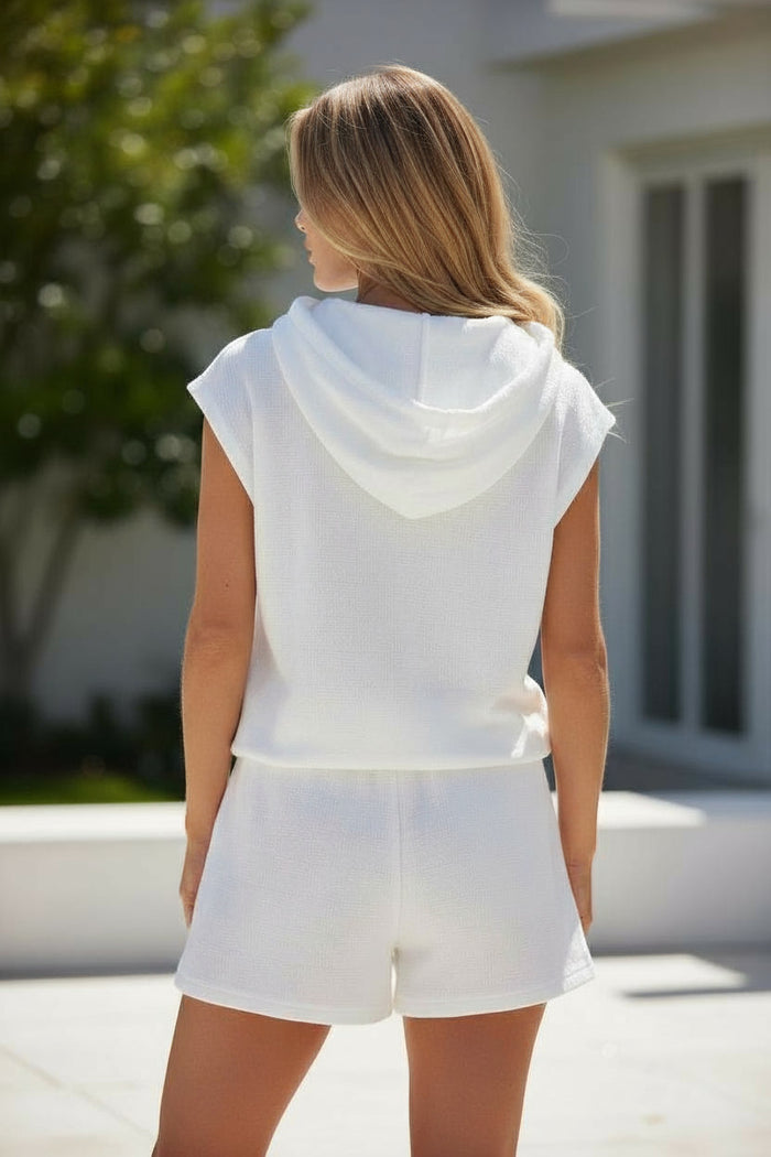 Ensemble sweat à capuche court texturé blanc et short