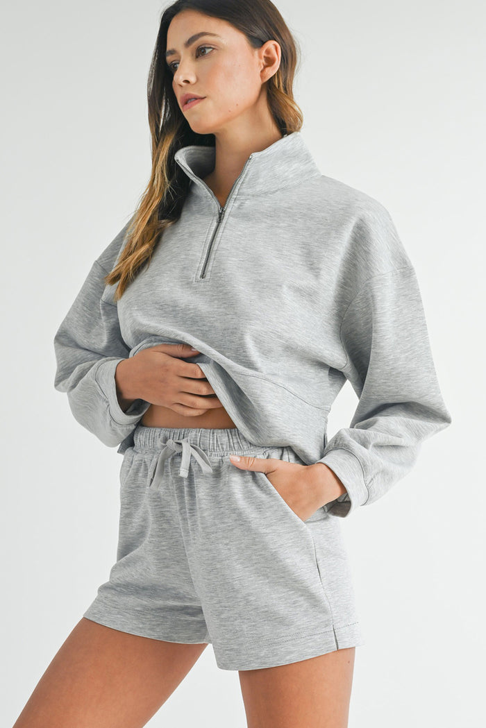 Ensemble sweat-shirt zippé et short gris clair à col montant-A WOMAN WE LOVE