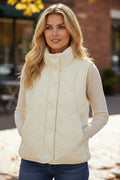 Gilet matelassé beige à col haut et poche boutonnée