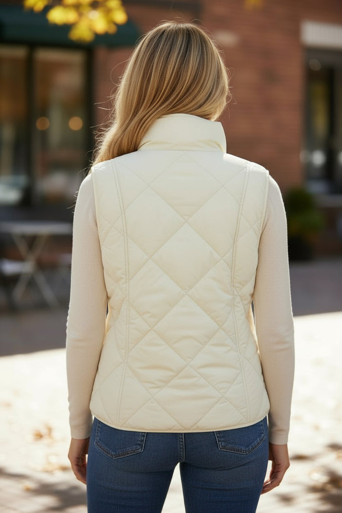 Gilet matelassé beige à col haut et poche boutonnée