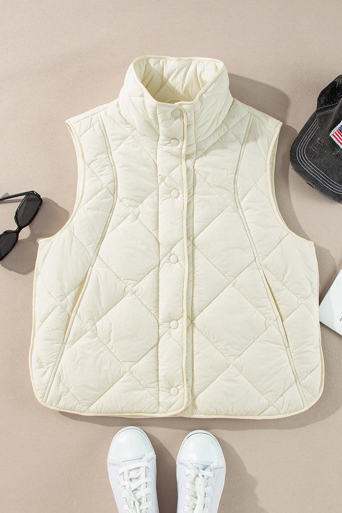 Gilet matelassé beige à col haut et poche boutonnée