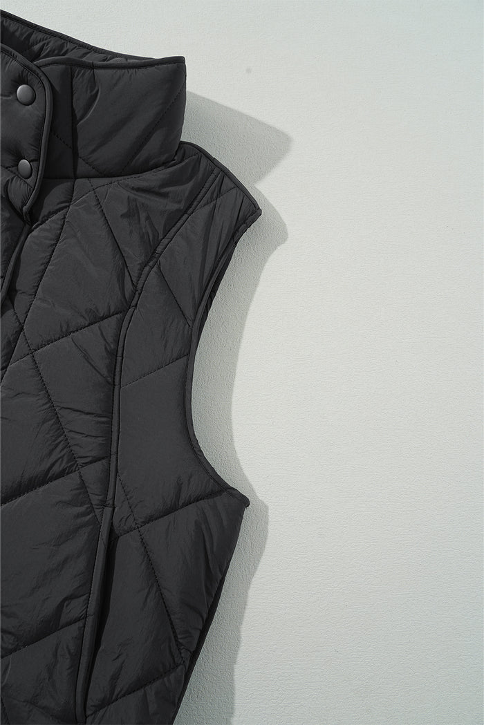 Gilet matelassé noir à col haut et poche boutonnée