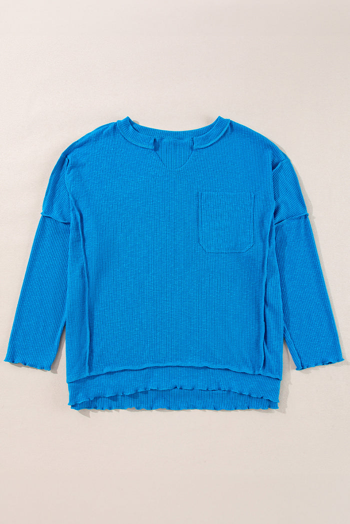 Haut bleu à manches longues et col en V en tricot côtelé à coutures apparentes