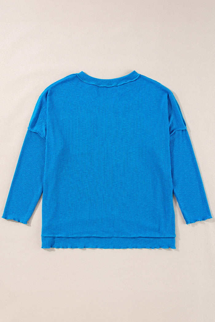 Haut bleu à manches longues et col en V en tricot côtelé à coutures apparentes