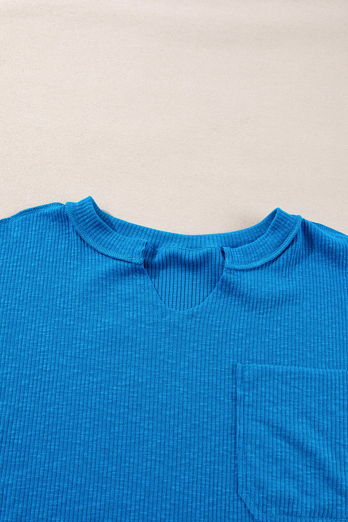 Haut bleu à manches longues et col en V en tricot côtelé à coutures apparentes