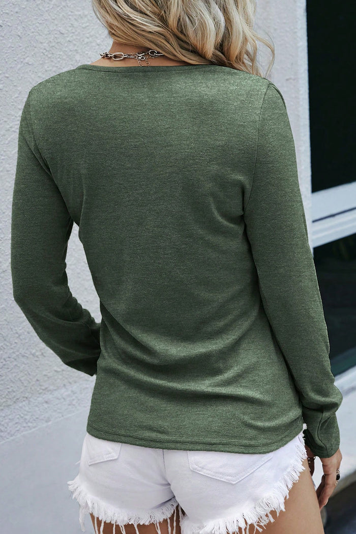 Haut Henley vert brume à manches longues et bouton-pression