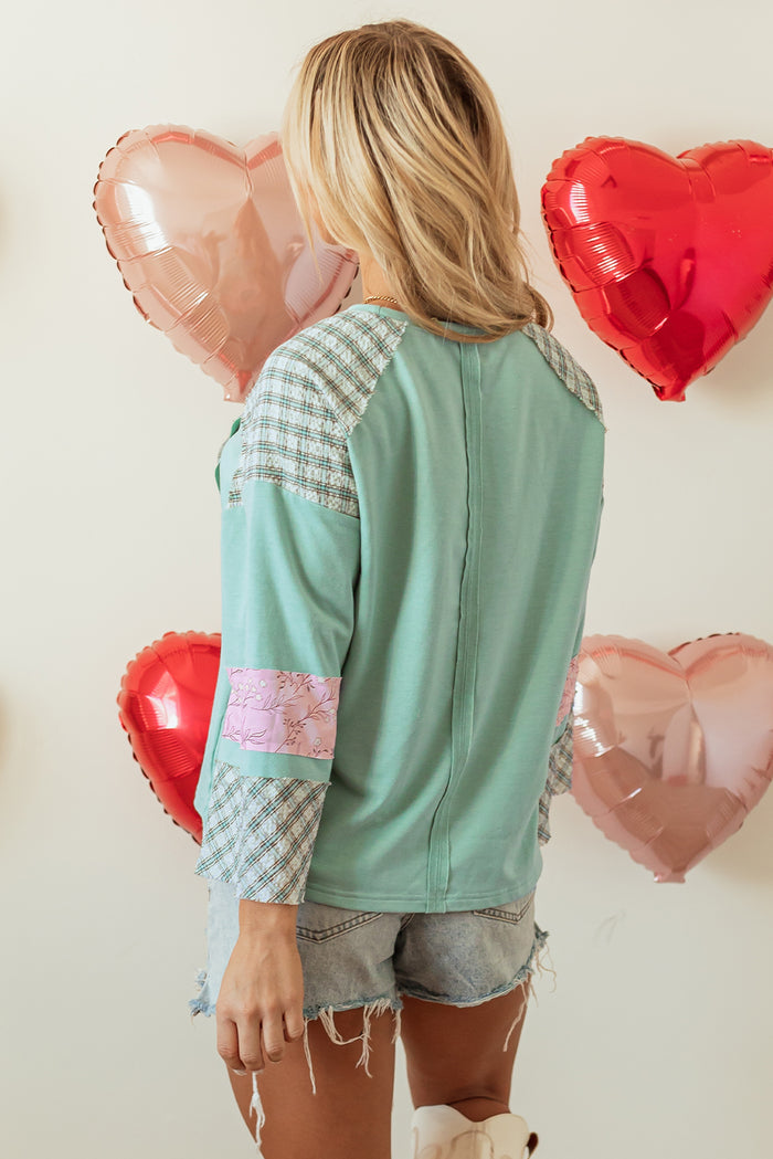 Haut large à manches longues Clearly Aqua Plaid Floral Peace Heart Graphic