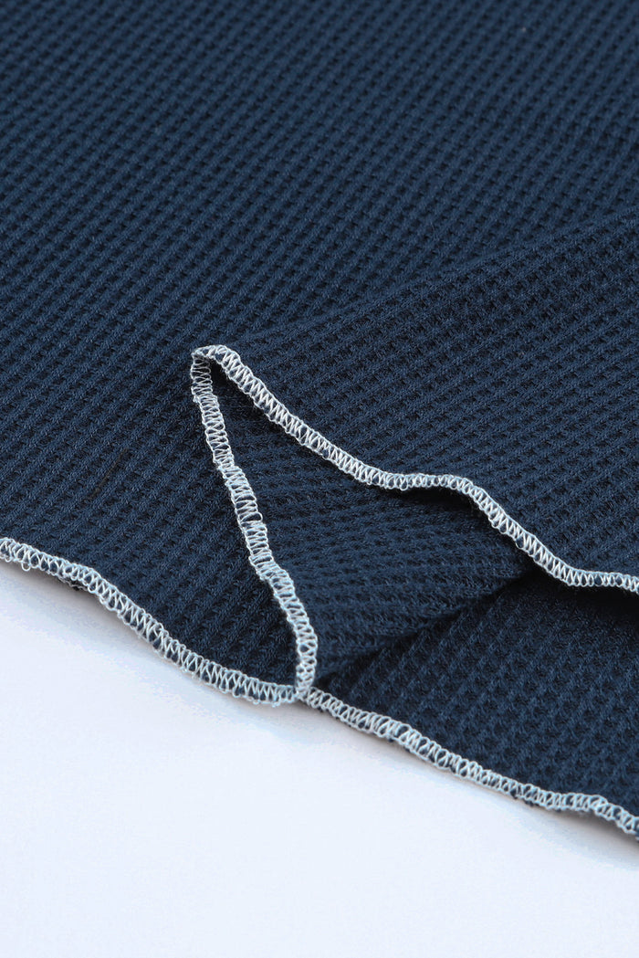 Haut texturé bleu à manches longues et col rond *