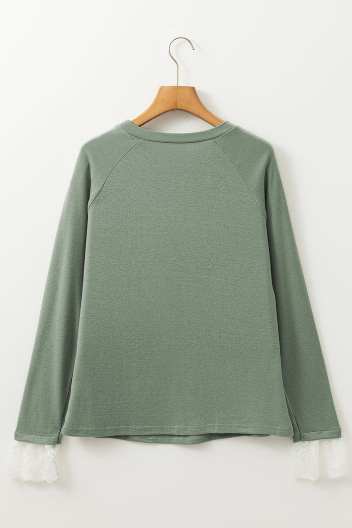 Haut vert herbe à manches raglan et poignets contrastés en dentelle avec coutures contrastées