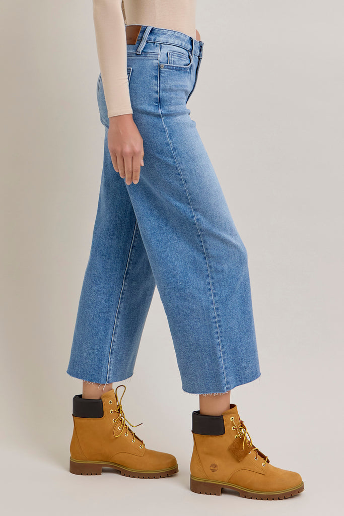 medium wash nori rough hem crop