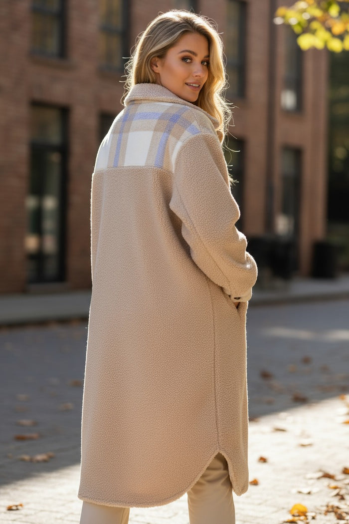 Manteau long sherpa boutonné à col patchwork et carreaux gris fumée