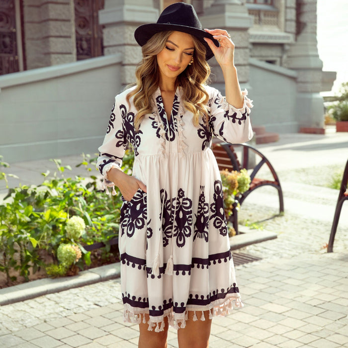 Mini-robe beige à col en V et à pompons imprimés à motif occidental