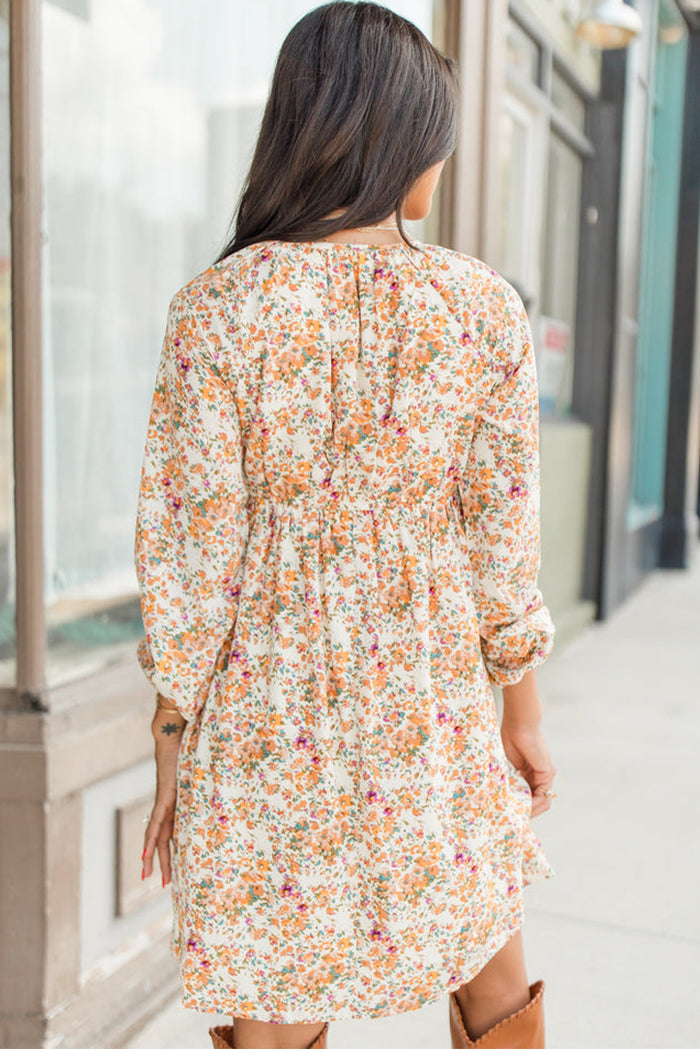 Mini-robe bohème florale à col en V et volants taille empire à manches longues jaune