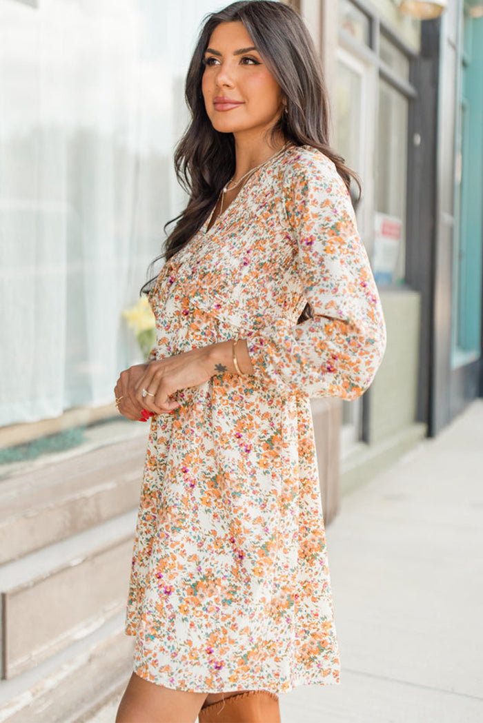 Mini-robe bohème florale à col en V et volants taille empire à manches longues jaune