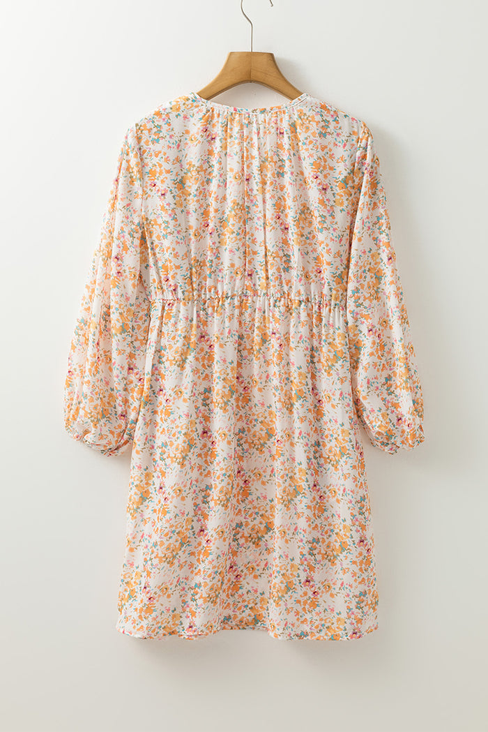 Mini-robe bohème florale à col en V et volants taille empire à manches longues jaune