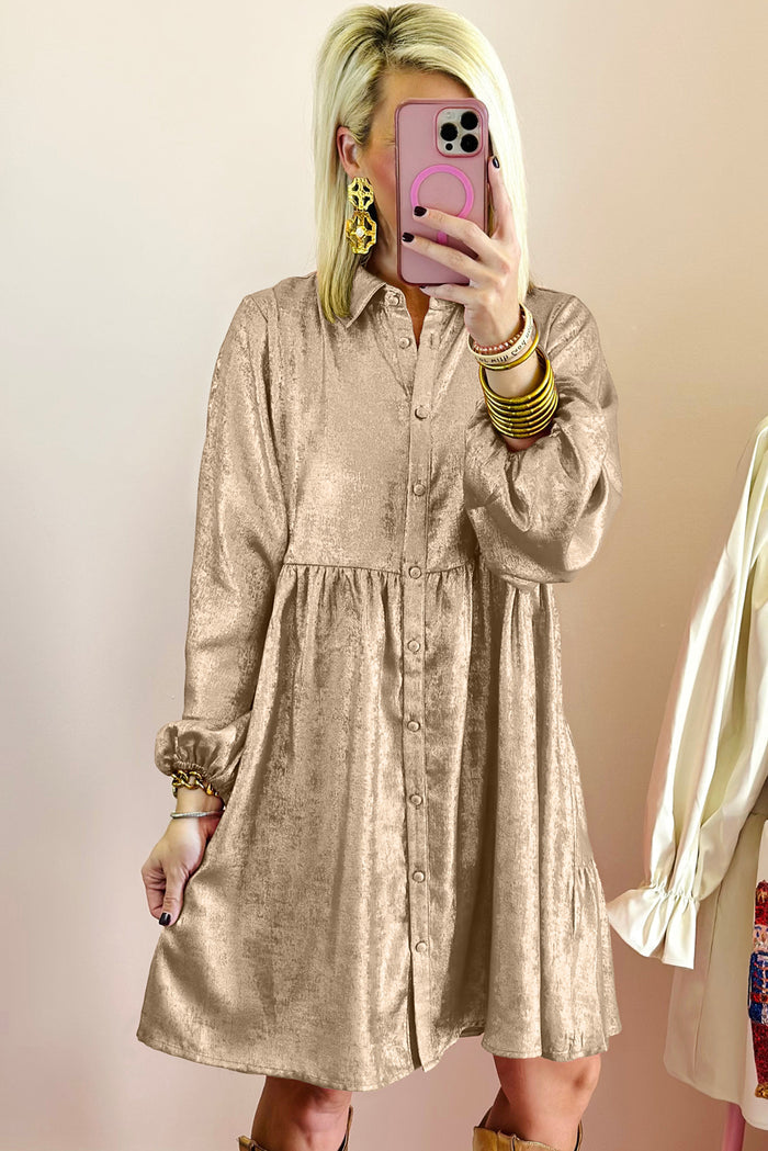 Mini-robe chemise boutonnée à manches bouffantes et brillant métallisé abricot
