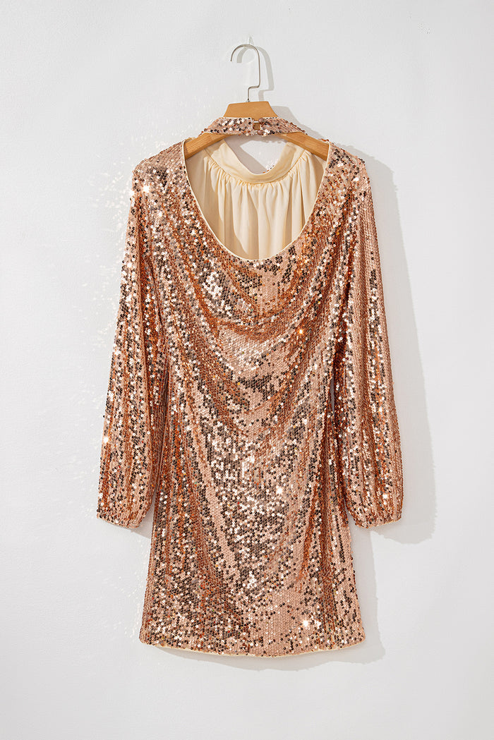 Mini-robe dorée à paillettes et manches longues, dos découpé