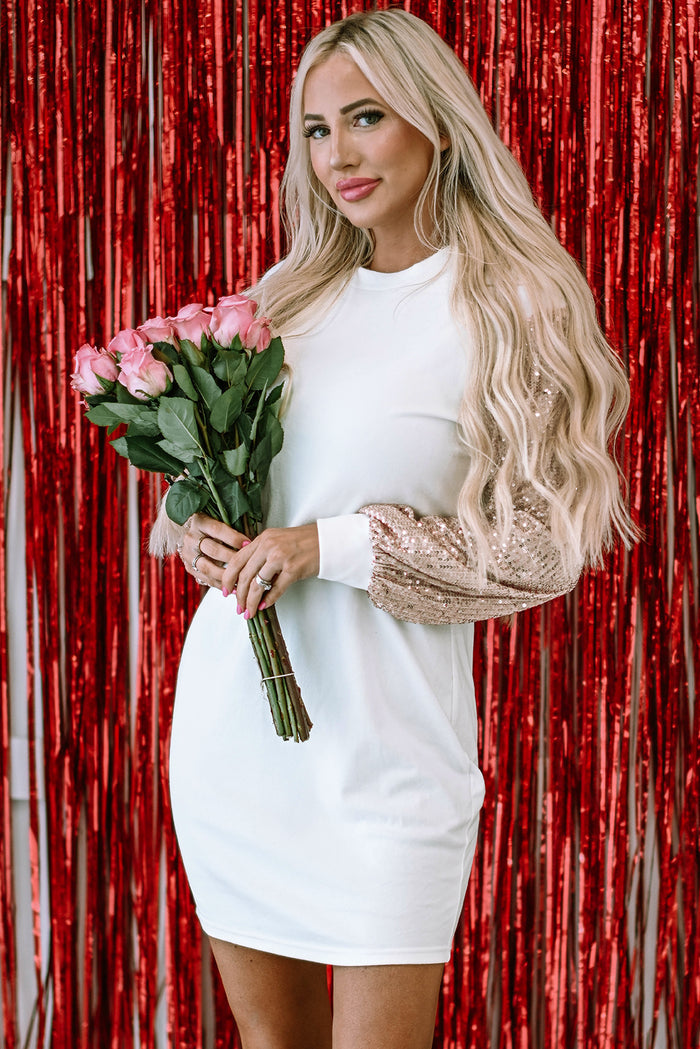 Mini-robe droite blanche à sequins et manches bouffantes