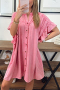 Mini-robe en jean boutonnée à manches courtes et à volants rose