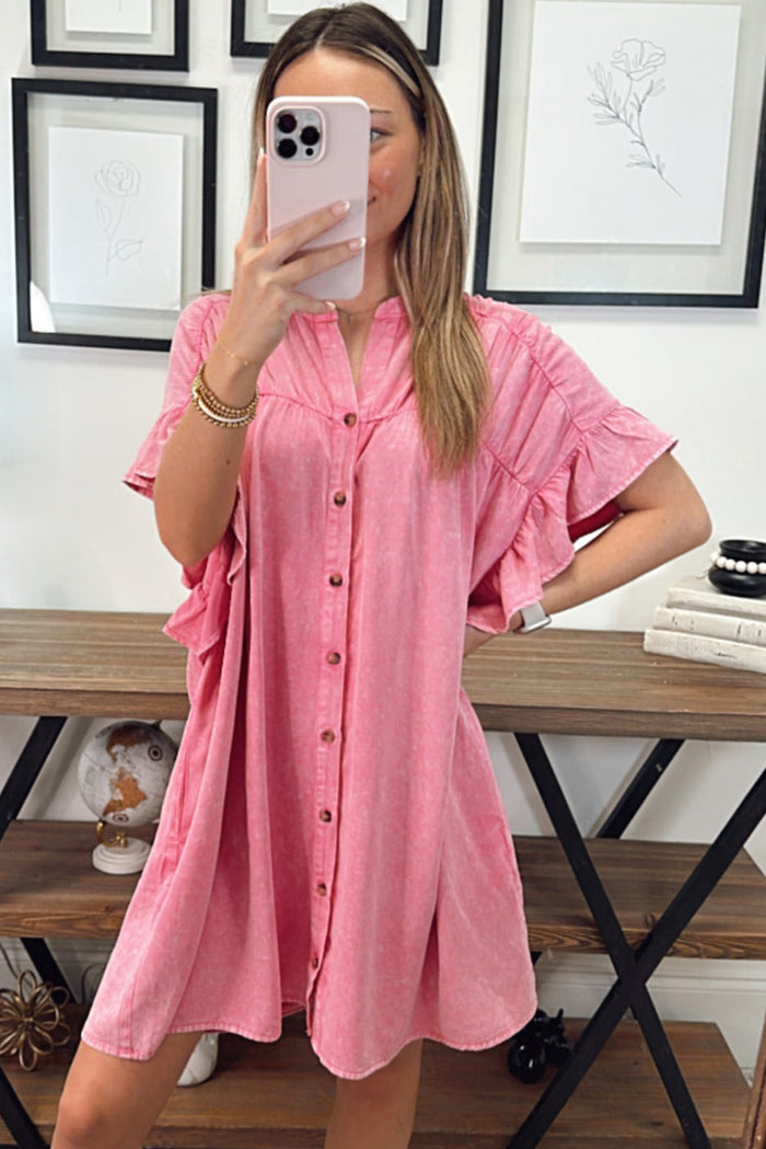 Mini-robe en jean boutonnée à manches courtes et à volants rose