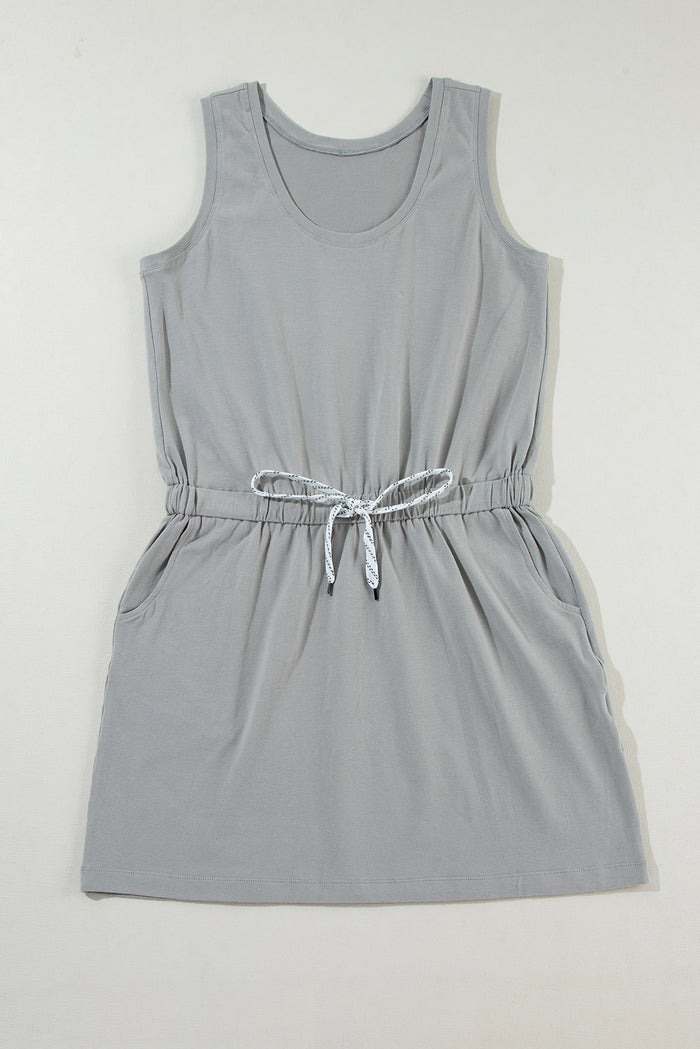 Mini-robe grise sans manches avec cordon de serrage à la taille