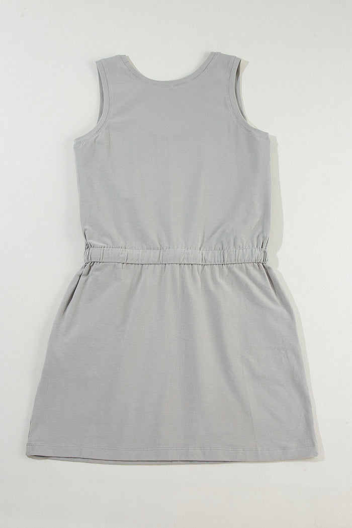 Mini-robe grise sans manches avec cordon de serrage à la taille
