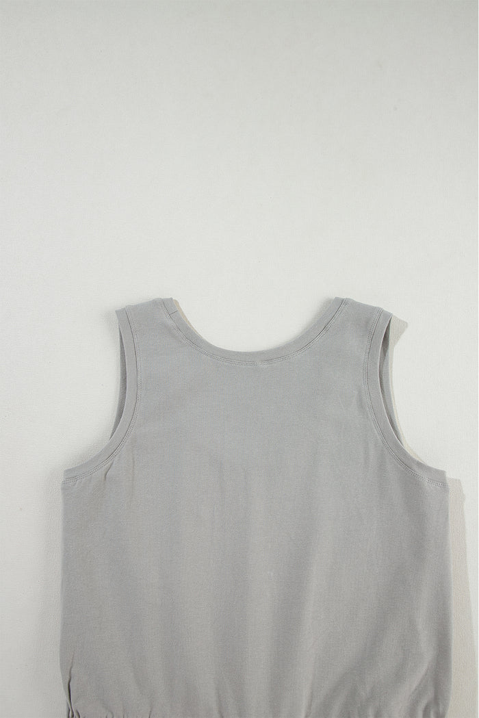 Mini-robe grise sans manches avec cordon de serrage à la taille