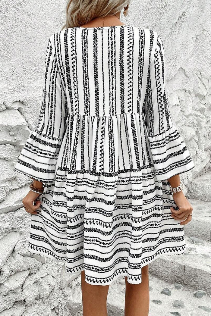 Mini-robe noire à rayures, col en V *