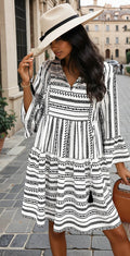 Mini-robe noire à rayures, col en V *