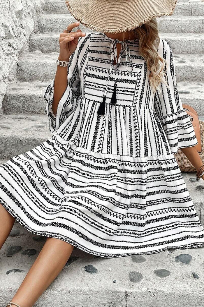 Mini-robe noire à rayures, col en V *