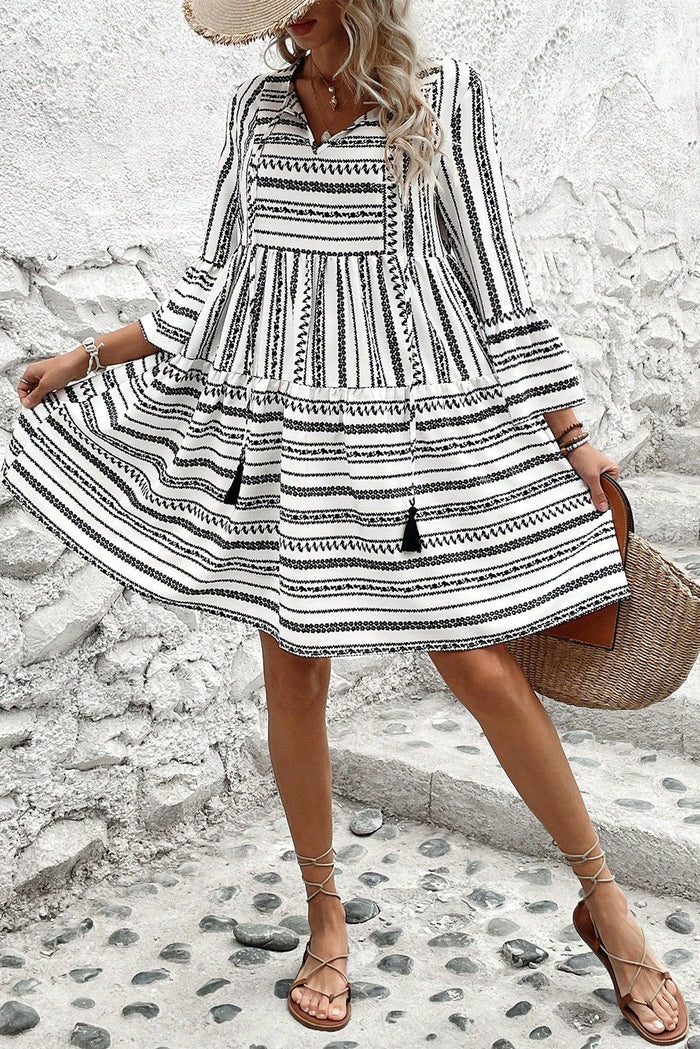 Mini-robe noire à rayures, col en V *