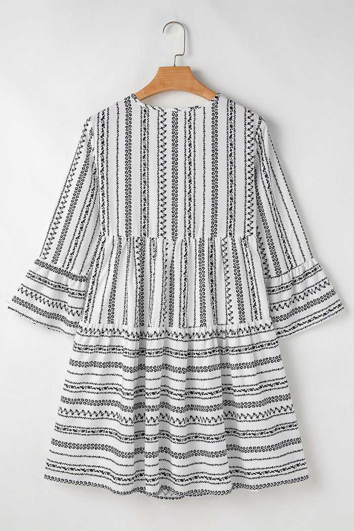 Mini-robe noire à rayures, col en V *