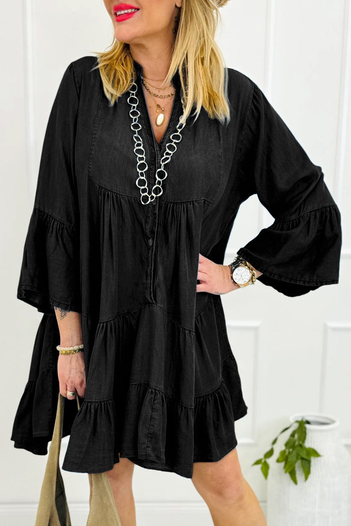 Mini-robe noire en chambray à volants et manches 3/4 à plusieurs niveaux et col en V fendu