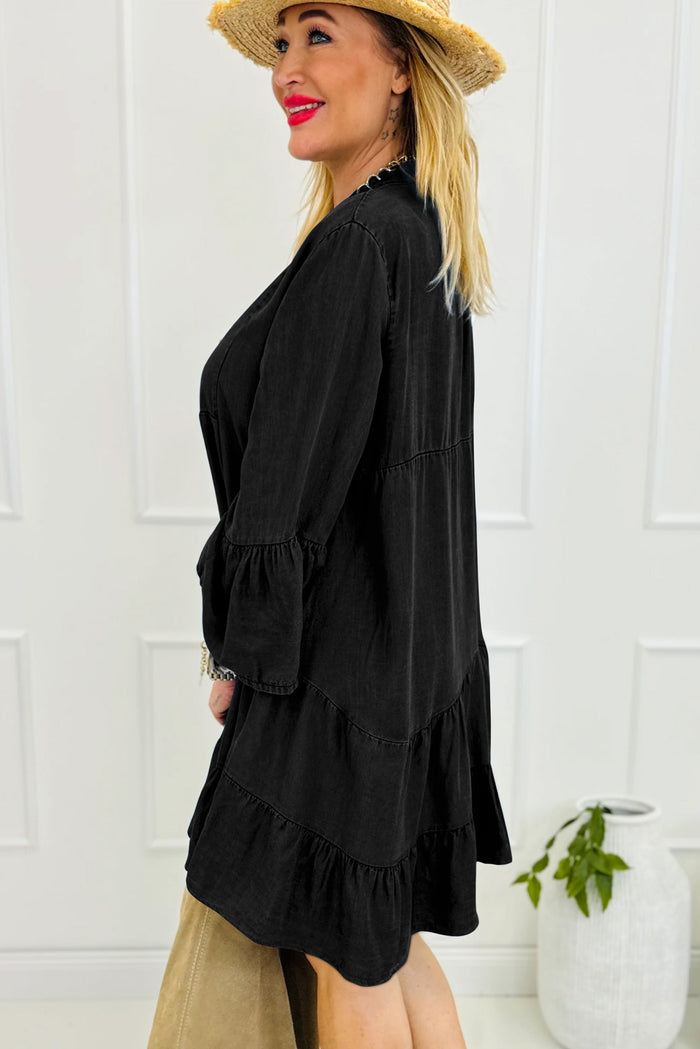 Mini-robe noire en chambray à volants et manches 3/4 à plusieurs niveaux et col en V fendu