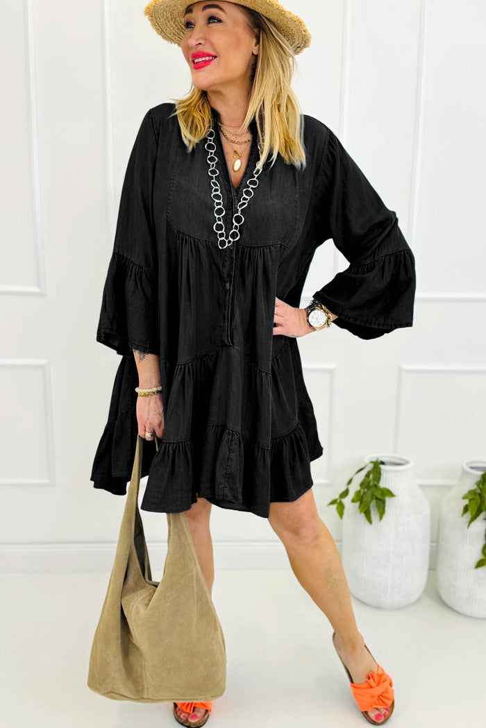Mini-robe noire en chambray à volants et manches 3/4 à plusieurs niveaux et col en V fendu