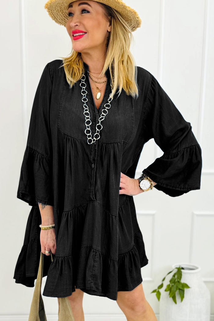 Mini-robe noire en chambray à volants et manches 3/4 à plusieurs niveaux et col en V fendu