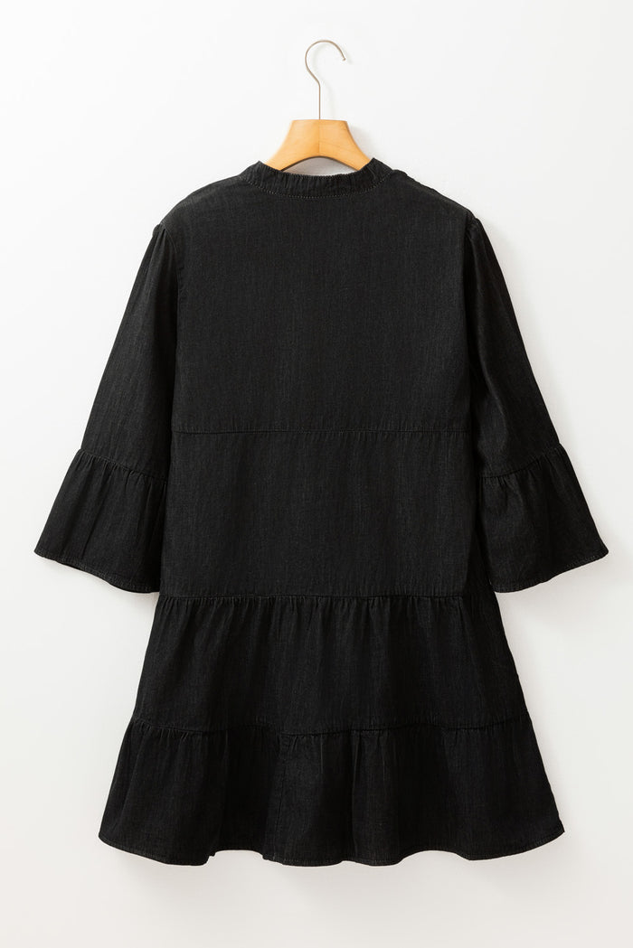 Mini-robe noire en chambray à volants et manches 3/4 à plusieurs niveaux et col en V fendu