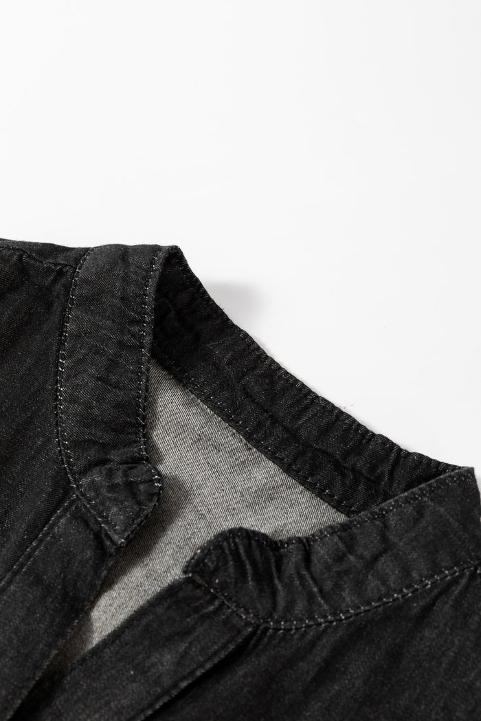 Mini-robe noire en chambray à volants et manches 3/4 à plusieurs niveaux et col en V fendu
