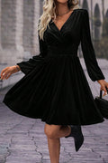 Mini-robe taille haute surplis en velours noir *