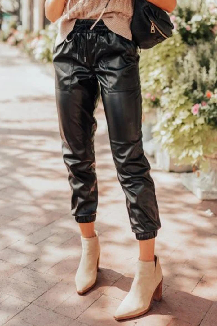 Pantalon noir en similicuir à taille smockée