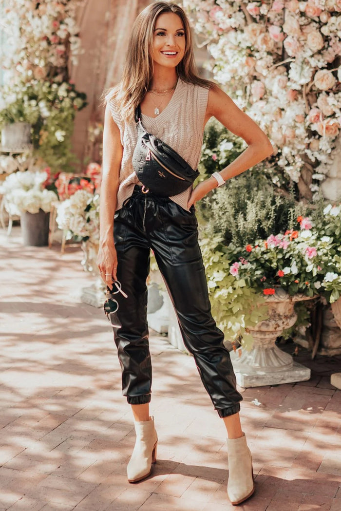 Pantalon noir en similicuir à taille smockée