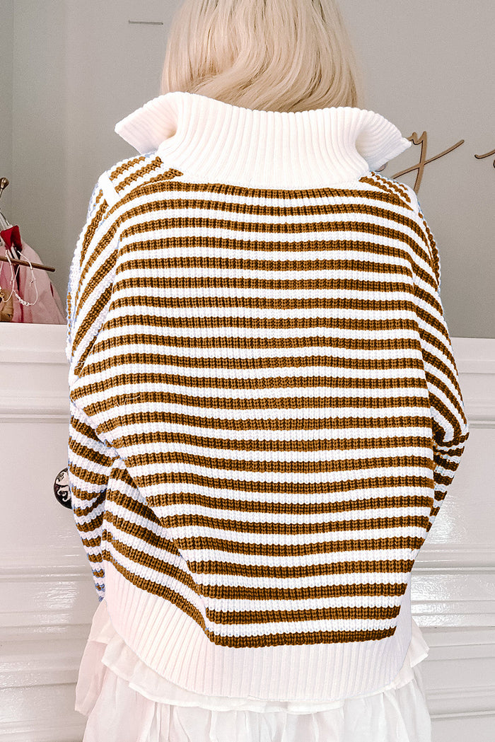 Pull kaki à rayures et col zippé, épaules tombantes