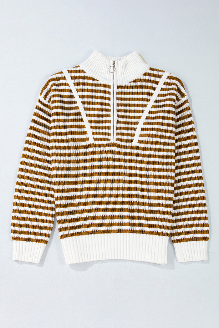 Pull kaki à rayures et col zippé, épaules tombantes