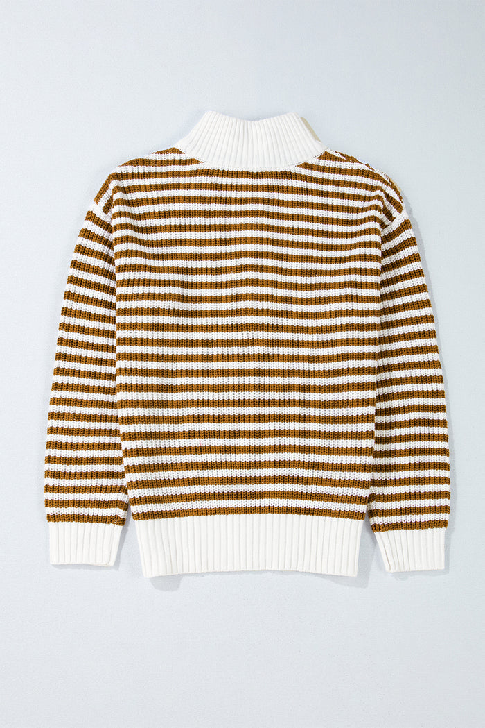 Pull kaki à rayures et col zippé, épaules tombantes