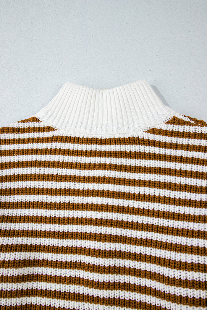 Pull kaki à rayures et col zippé, épaules tombantes